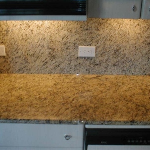 1_01-florescent-under-cabinet-lighting-before
